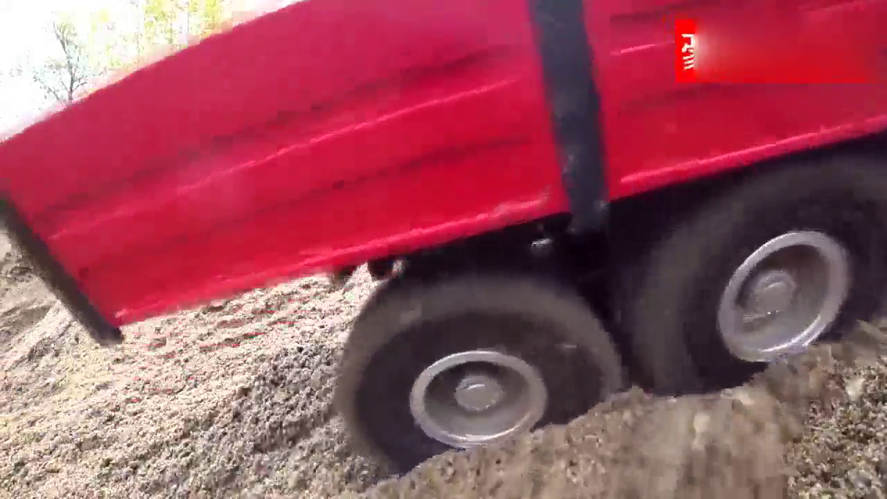 旁边的越野车你不要不服，我是卡车照样秒杀你