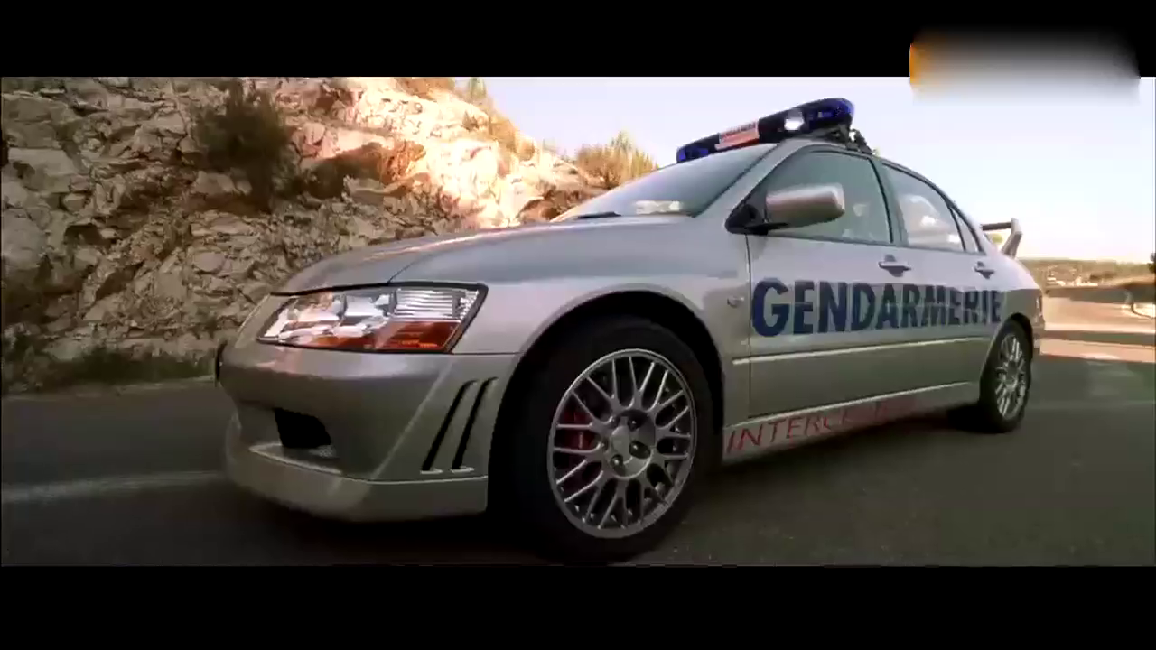 交警开跑车逮出租车超速 ， 谁知出租车跑得比高铁还快！