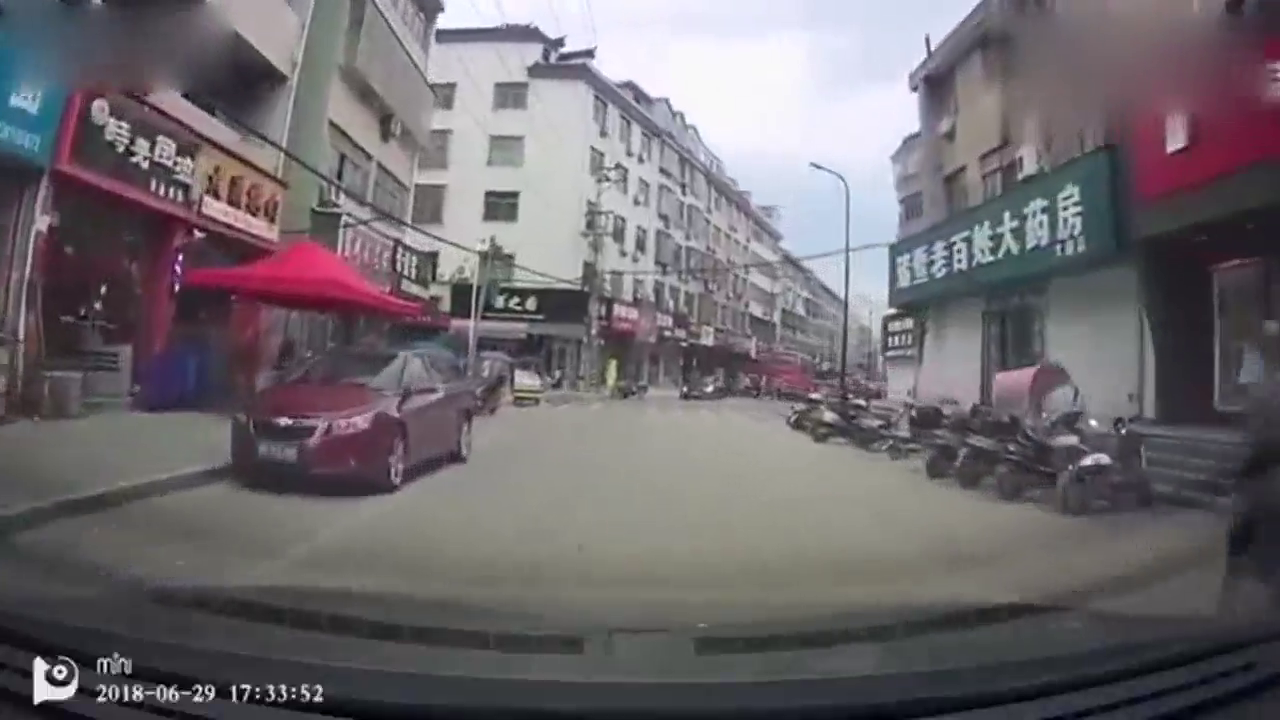 行车记录仪拍到前车，到底是汽车责任还是骑电动车的