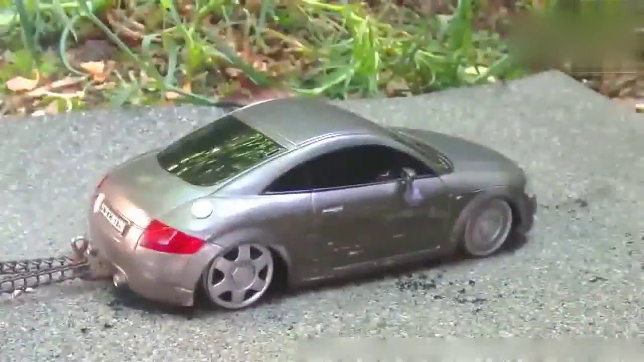 跑车被巨大的铁链困住，后面会发生什么？