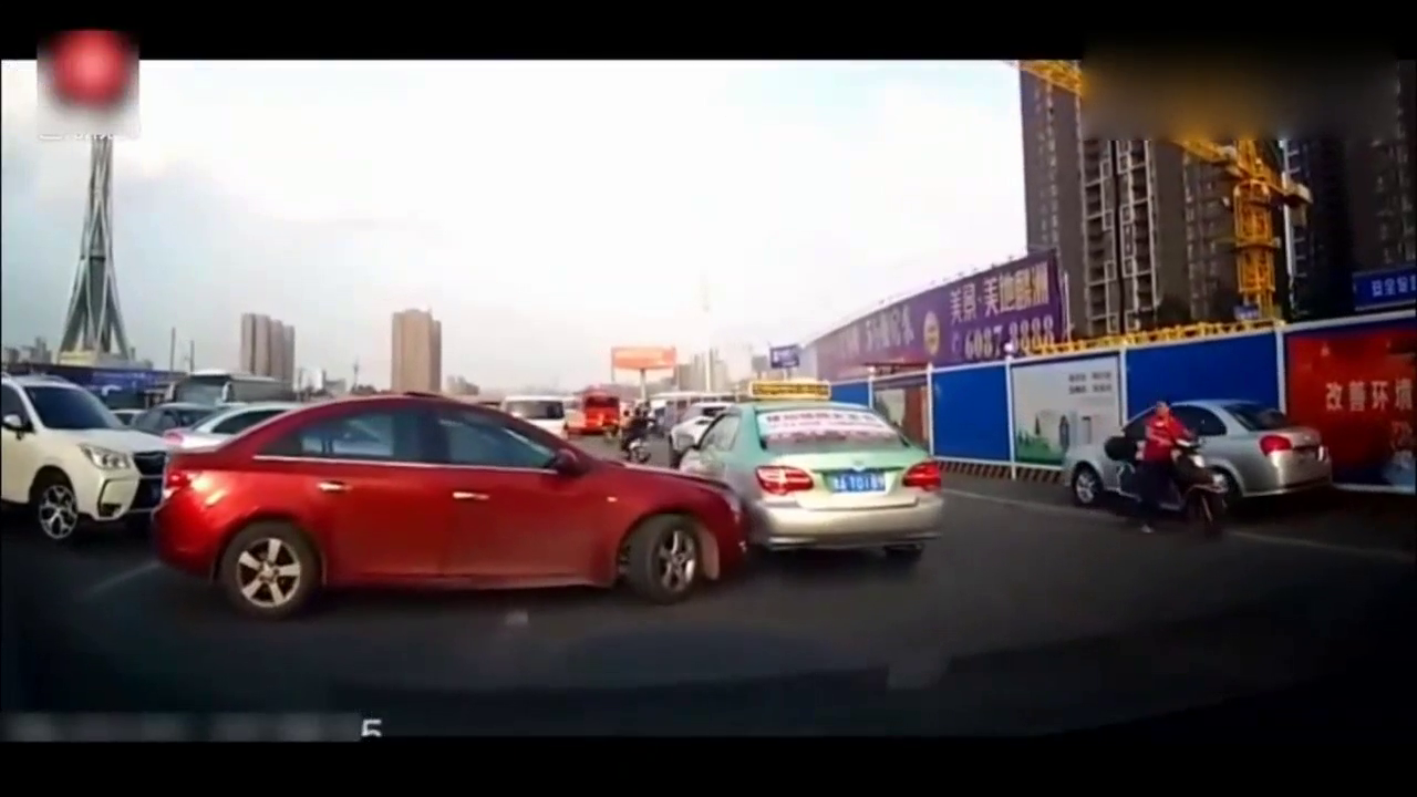记录仪实拍：轿车司机跟卡车抢道，结果可想而知！