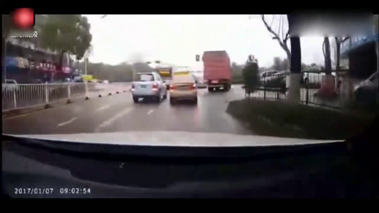 记录仪实拍：奔驰和出租车在马路上演别车大战