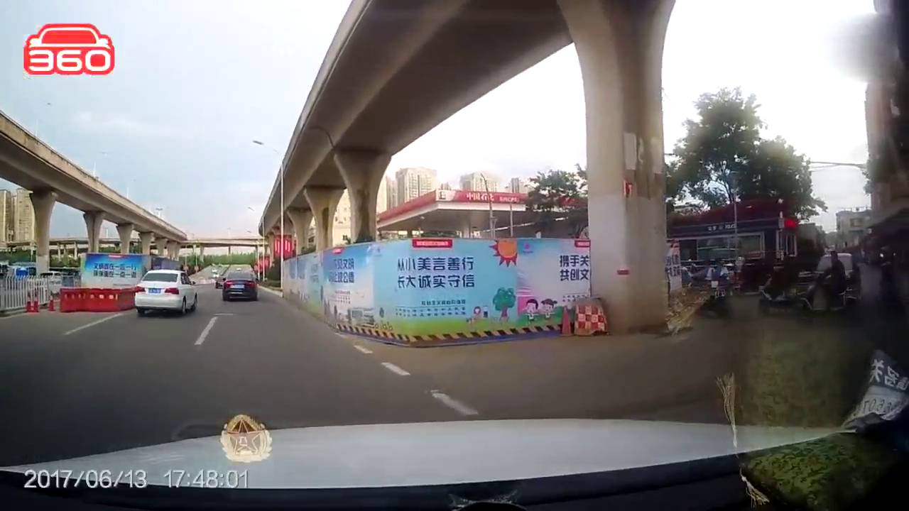 谁的责任？实拍摄像车撞翻逆行电动车