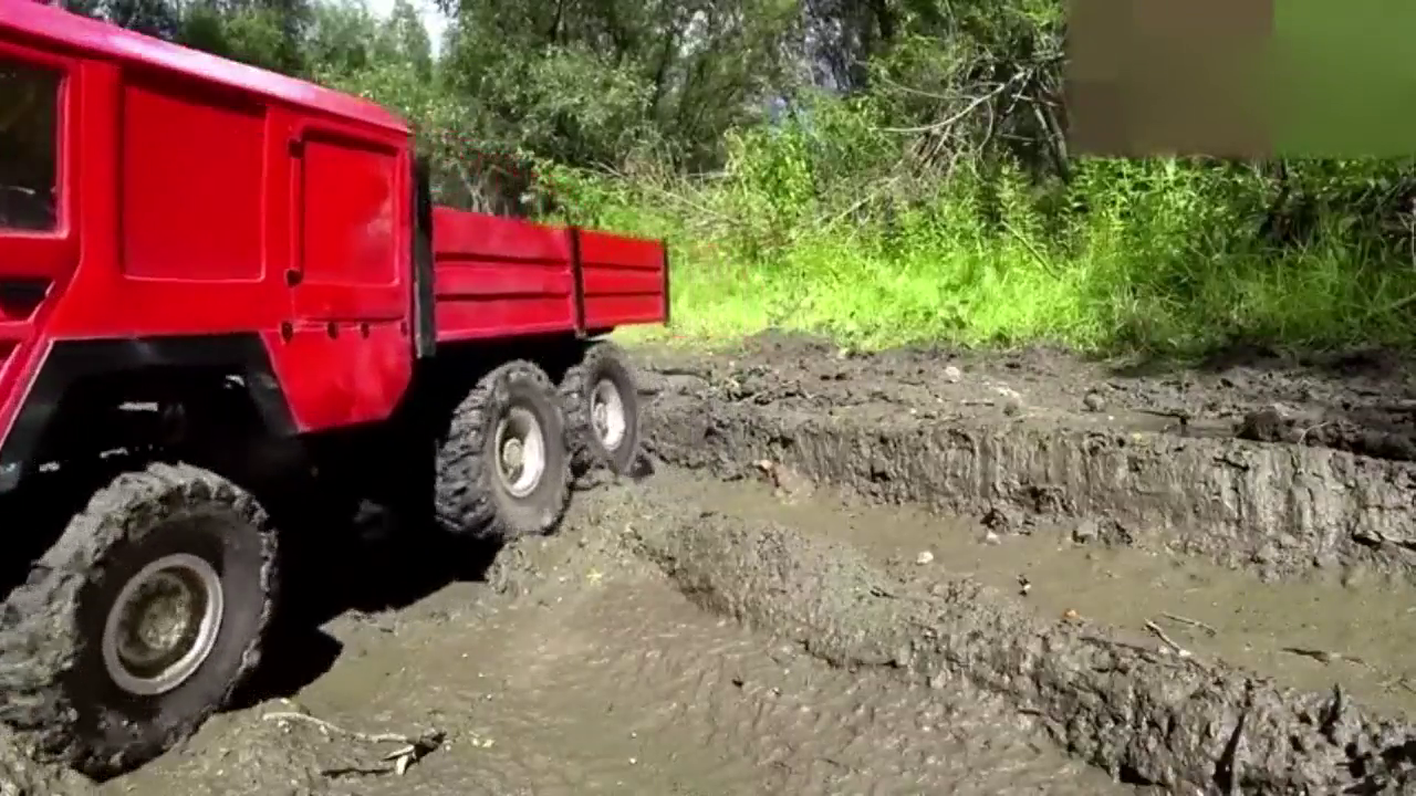 遥控卡车泥坑里玩越野，带空气悬挂玩起来真过瘾