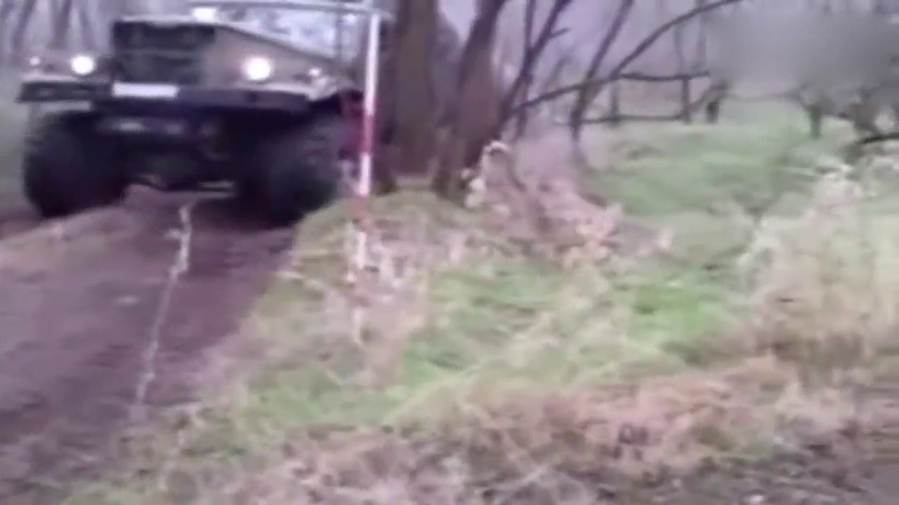 极端泥泞的公路上疯狂的卡车