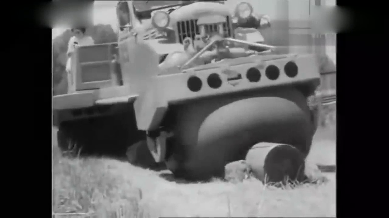 这卡车真有趣，轮胎竟然是一个软软的球，人被车压过都没事