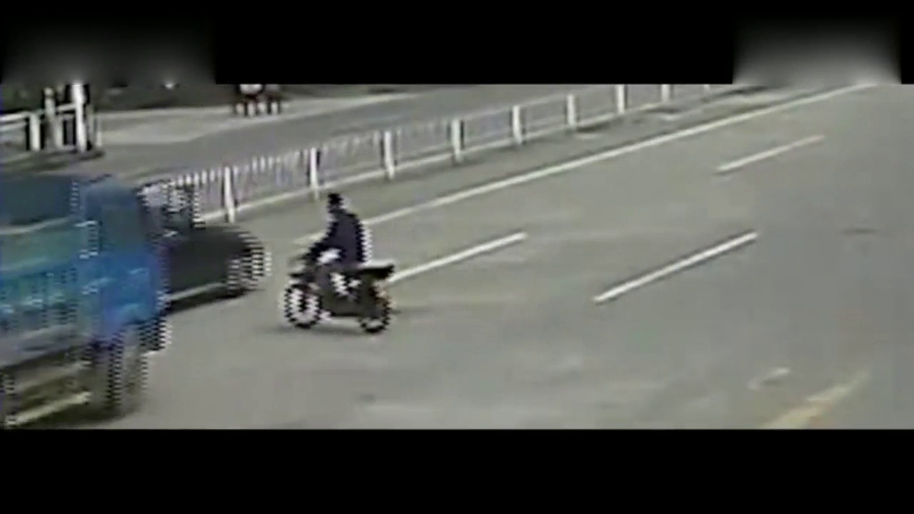 横穿马路的电动车，犯下了不可挽回的错