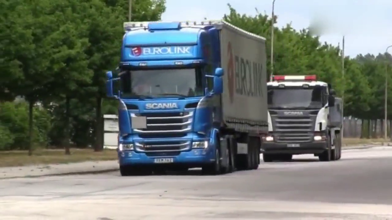 欧洲卡车斯堪尼亚 V8发动机 在公路上跑起来忽忽悠悠的