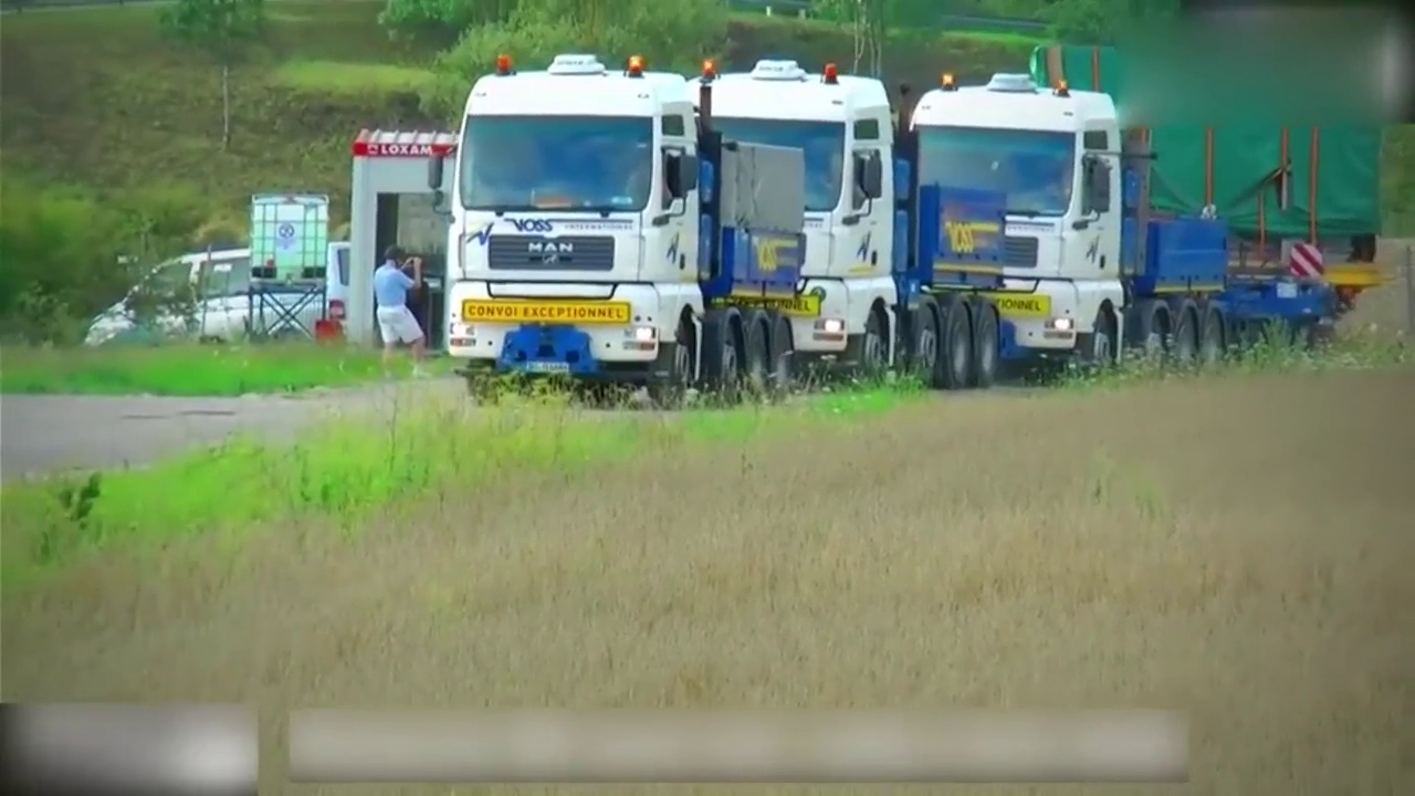 三辆MAN卡车一起来拉货物，里面装了什么这么重