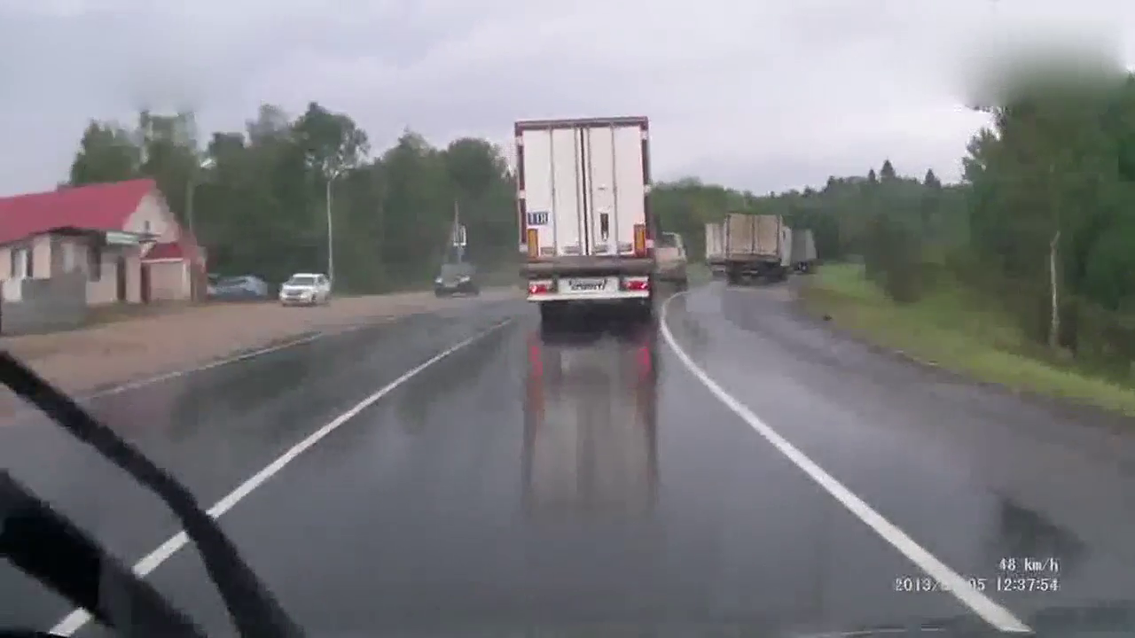 心脏块跳出来了，超幸运车友躲过失控卡车的撞击！