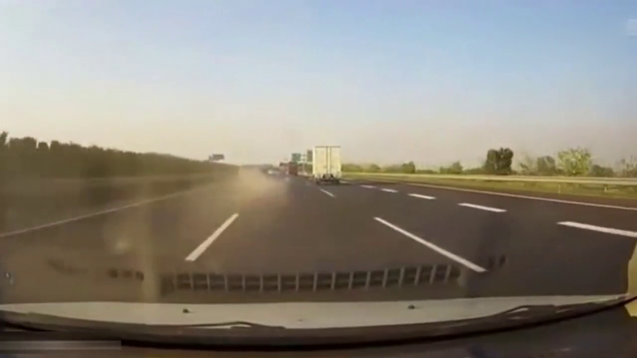 想死很容易，牛人把面包车开出了跑车的感觉，怎么死的都不知道了