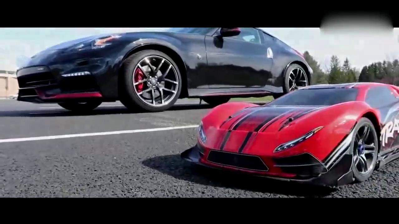 有趣的小实验，800美元RC遥控赛车 vs 五万美元的跑车