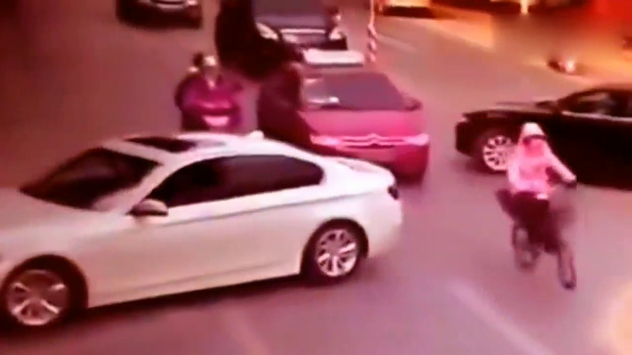 有钱就了不起了吗，宝马倒车撞上出租车，没想到他还来劲了