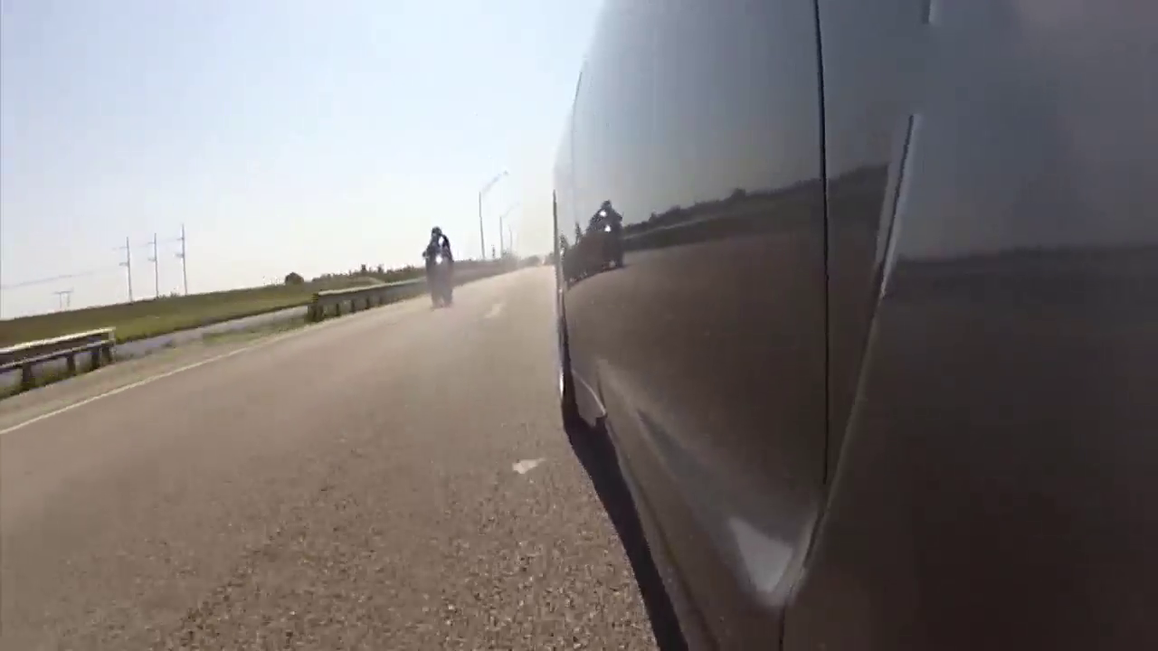 雅马哈车主高速上挑衅GTR跑车，雅马哈车主：我让你先跑