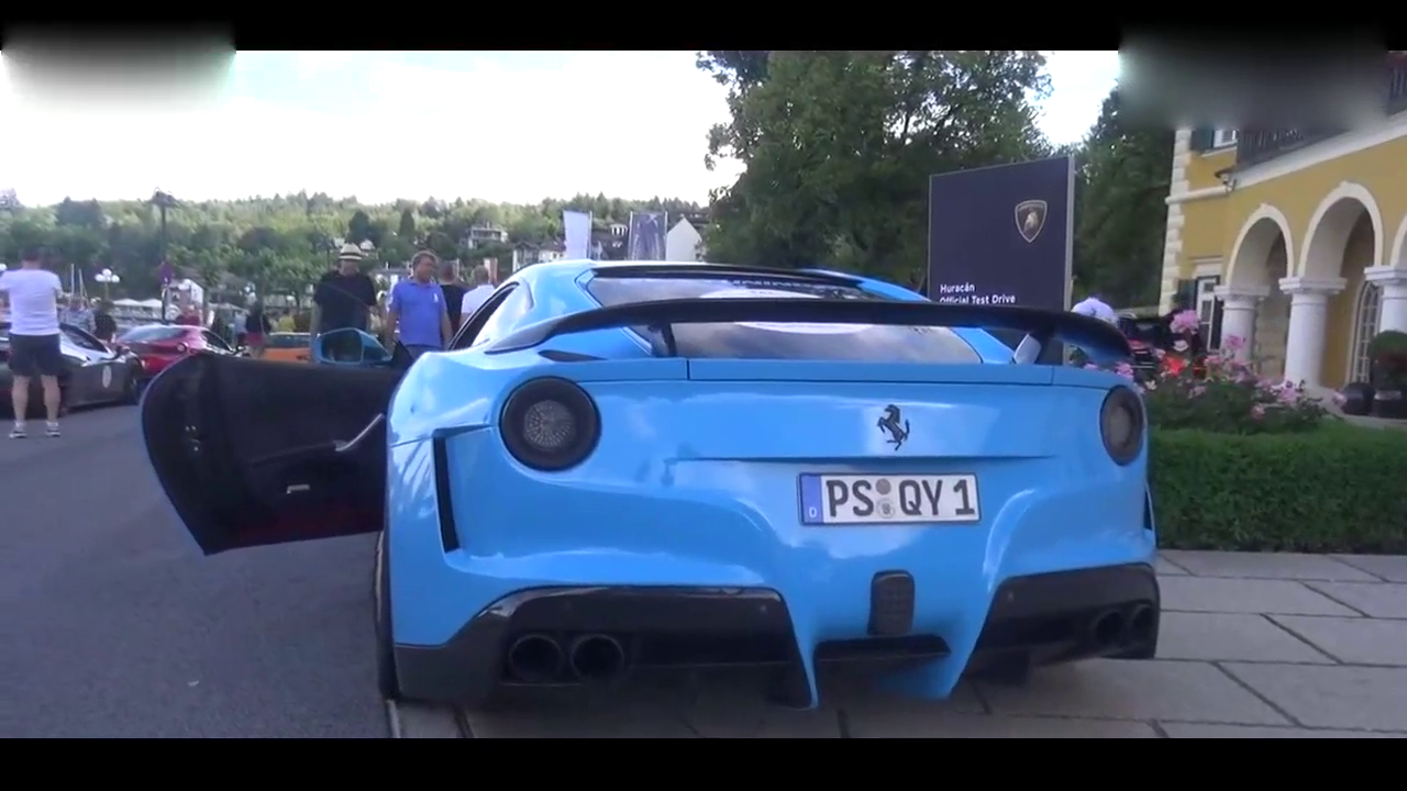 音浪太强，不可小觑的淡蓝色法拉利跑车