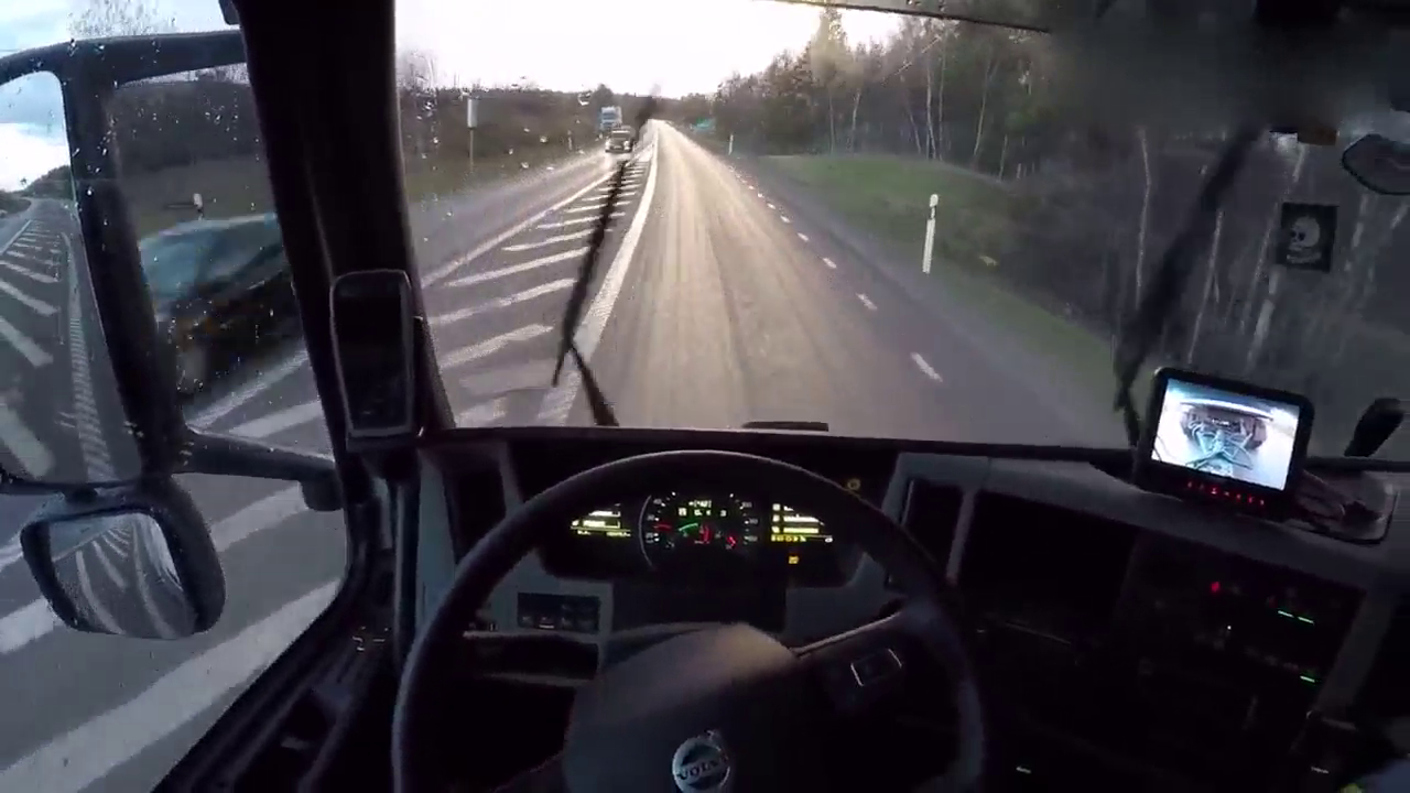 雨天驾驶 沃尔沃FM460卡车 行驶在乡村公路上