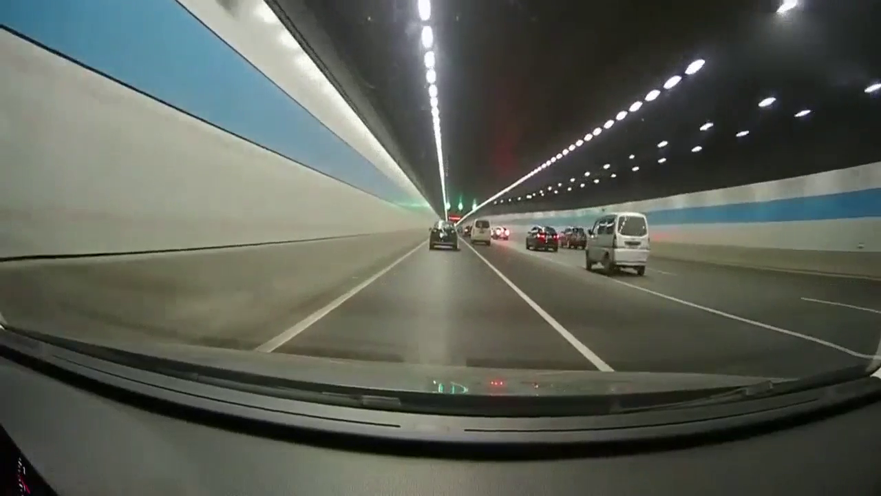 隧道里听到声浪属实刺激，难不成我见到的是假跑车