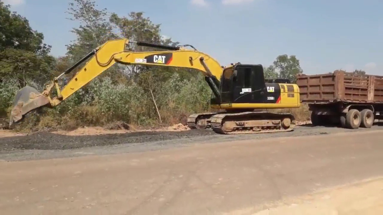 CAT 320D装载岩石卡车卡车10 Pochi农村泰国