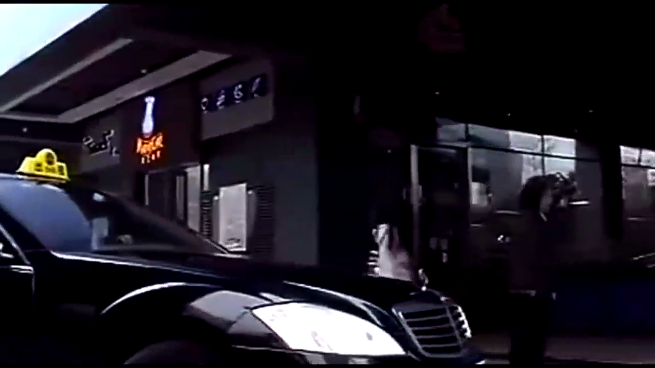 土豪把奔驰改装成出租车追女孩，没想到她婆婆出现了!