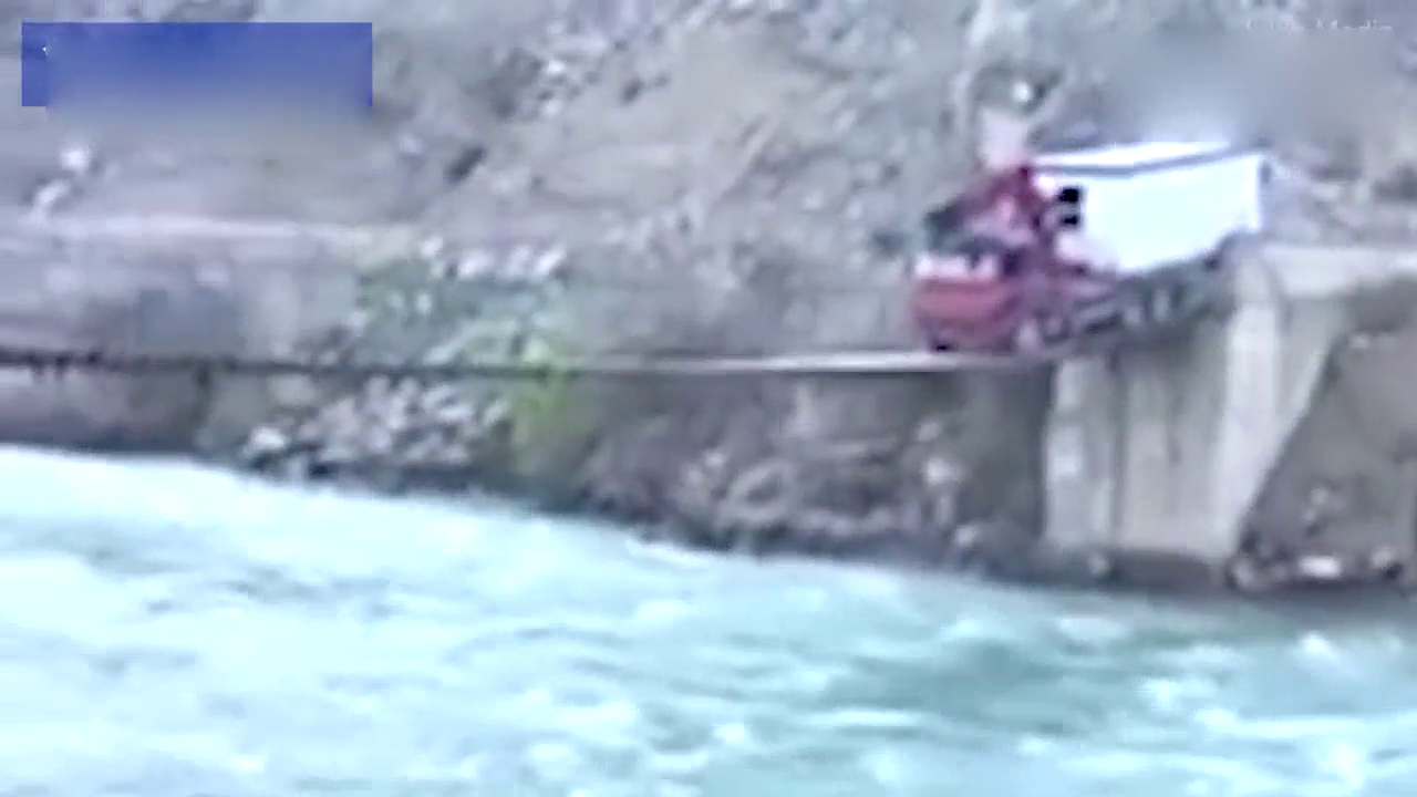 厉害！卡车司机载移动房屋通过与车身等宽窄桥