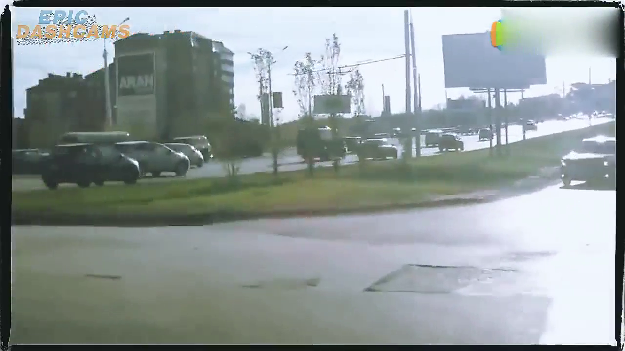 行车记录仪实拍卡车刹不住，碾压俩轿车