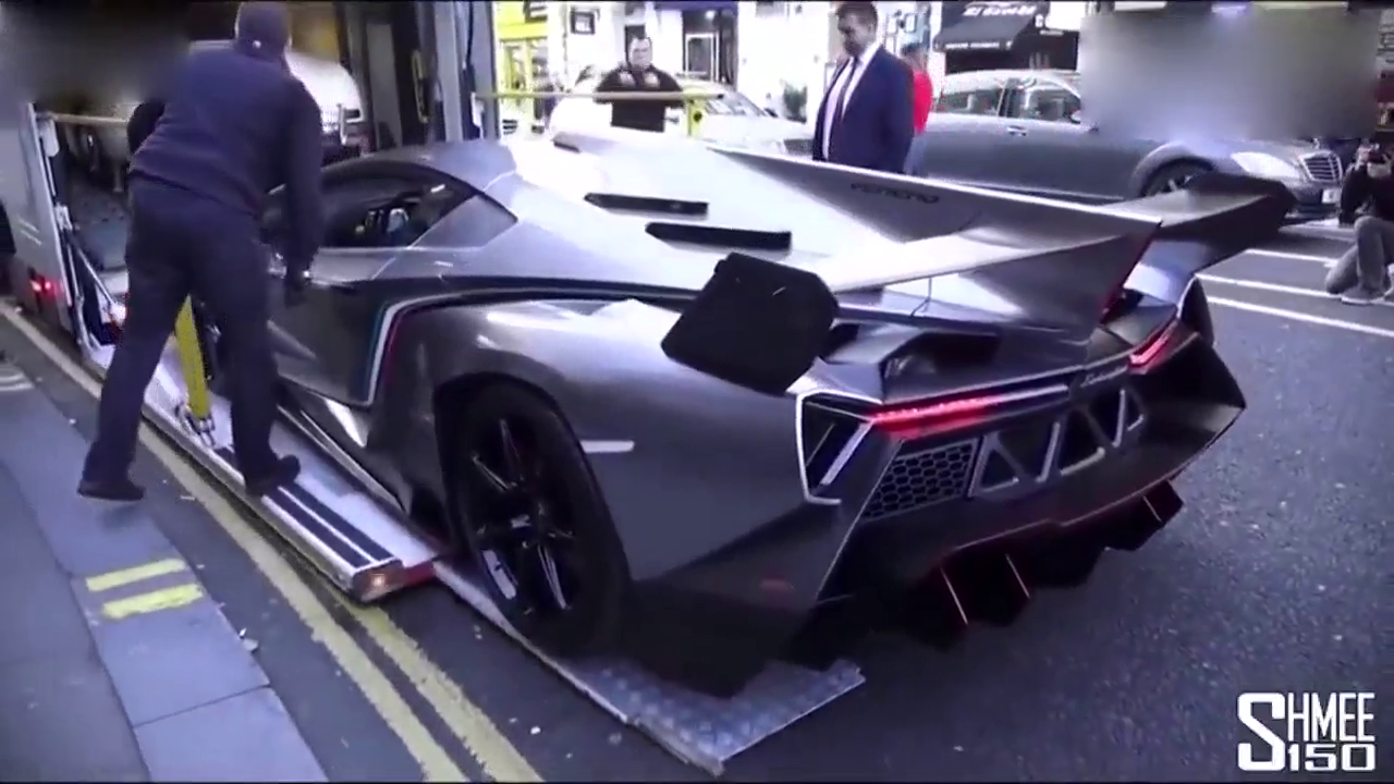 土豪花9000万买的跑车到货了，倒车的时候太霸气了！