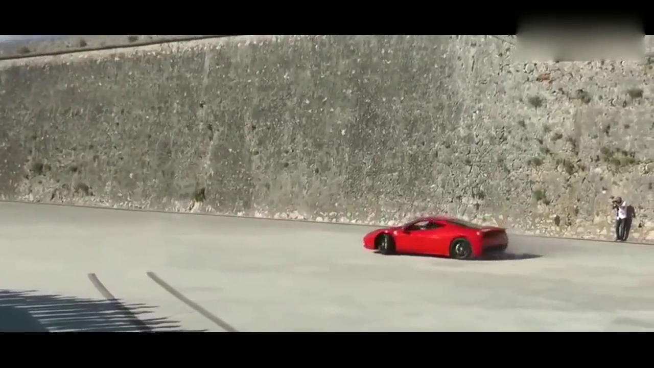 这跑车走两步旋转两圈，什么时候才能到目的地啊