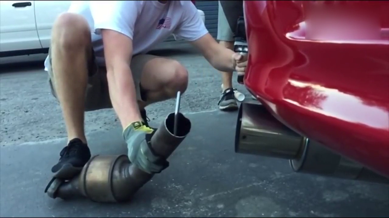 把苹果8放进跑车排气管，只能说有钱就是任性！