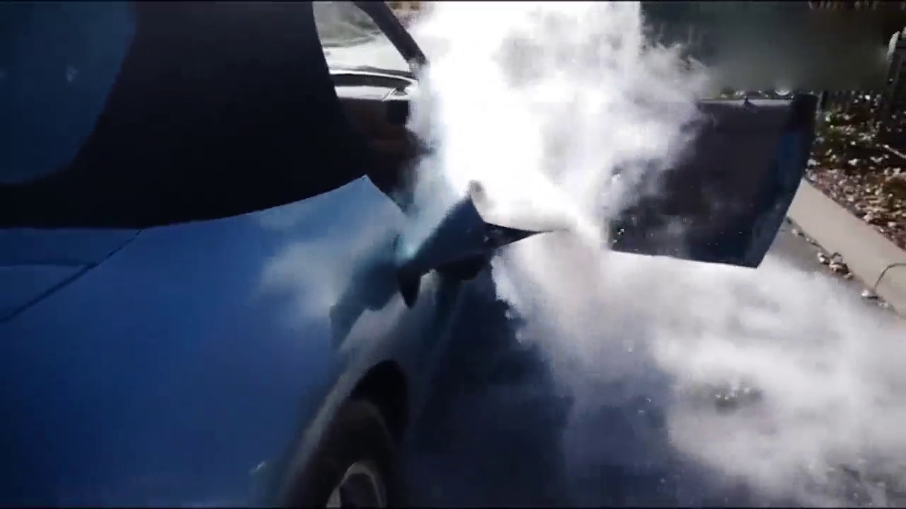 把液氮倒进跑车油箱，启动后竟这么给力！