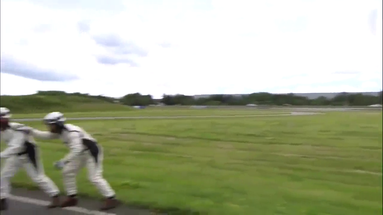 打开车厢那一刻，才是价值两百万奔驰跑车霸气的开始！