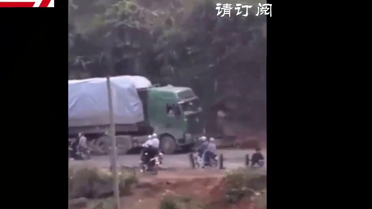 超重卡车突然侧翻，不知道那位仁兄怎么样了