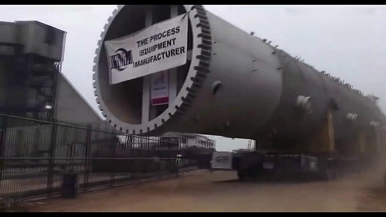 超级货运大卡车，可以载重近1000吨，油耗高达2000升