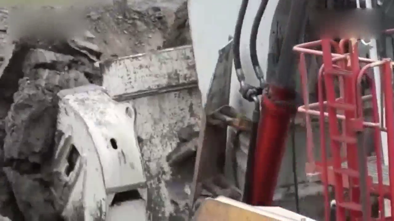 实拍大型挖掘机装货全过程，超大型的卡车几下就满了