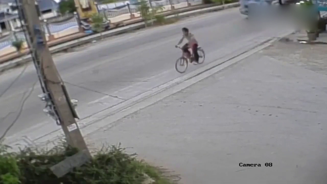 实拍大卡车轮胎脱落的恐怖一幕，骑自行车的命真大