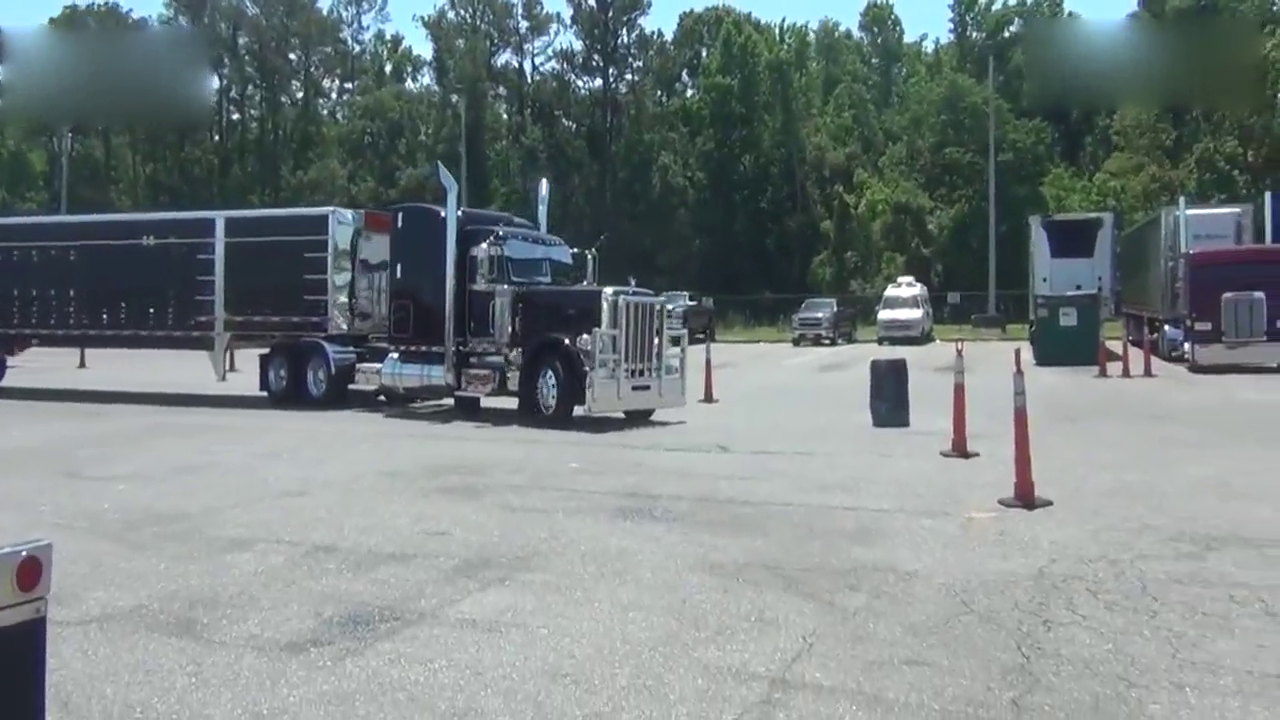 镀铬的彼得比尔特卡车酷到没朋友，让人看了想入非非！