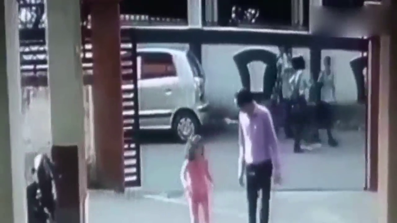 女学生意外摔倒，一辆卡车正好驶过，恐怖一幕发生了