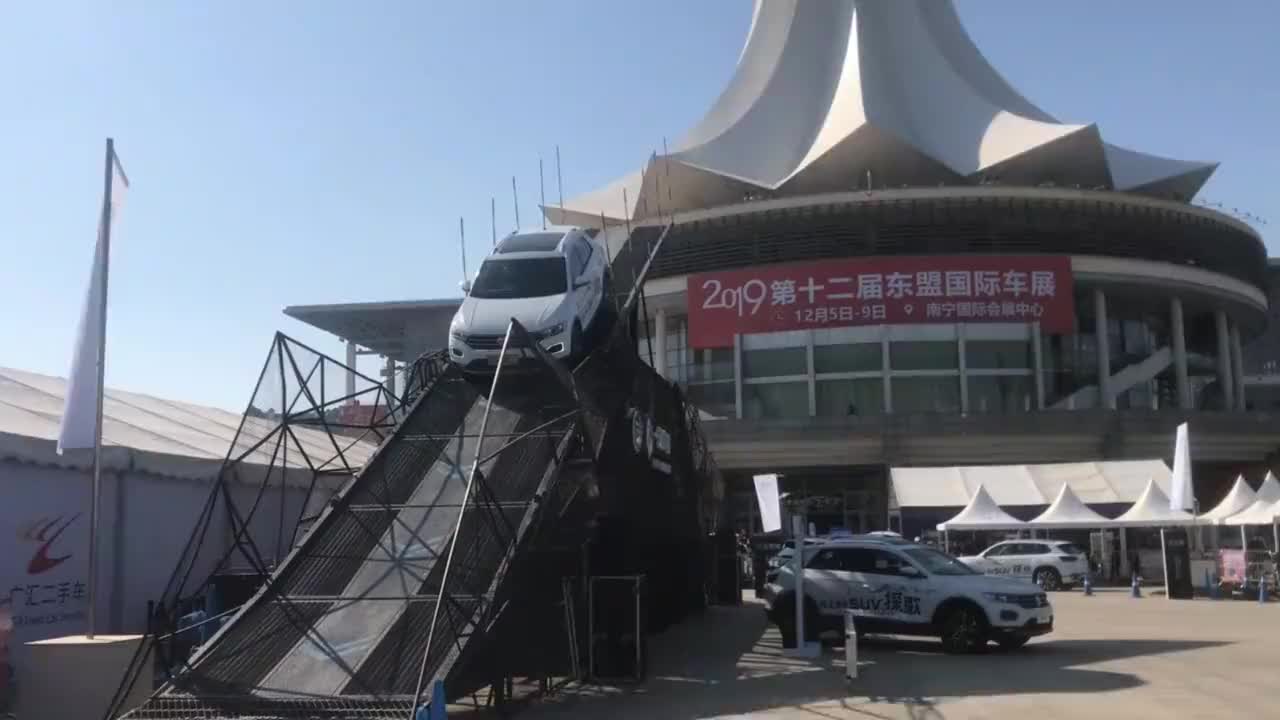 小伙在车展上看到汽车特技过程非常好玩你们看了敢去尝试吗