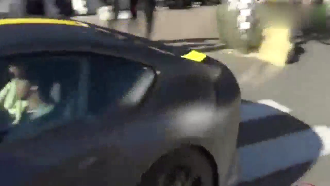 法拉利812跑车起步姿势真帅气 美女都让吸引了！