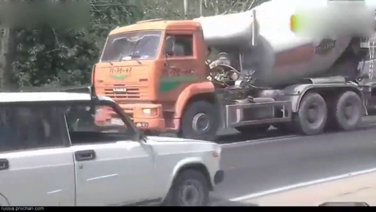 狂躁的卡车司机  摩托车司机路怒拳斗