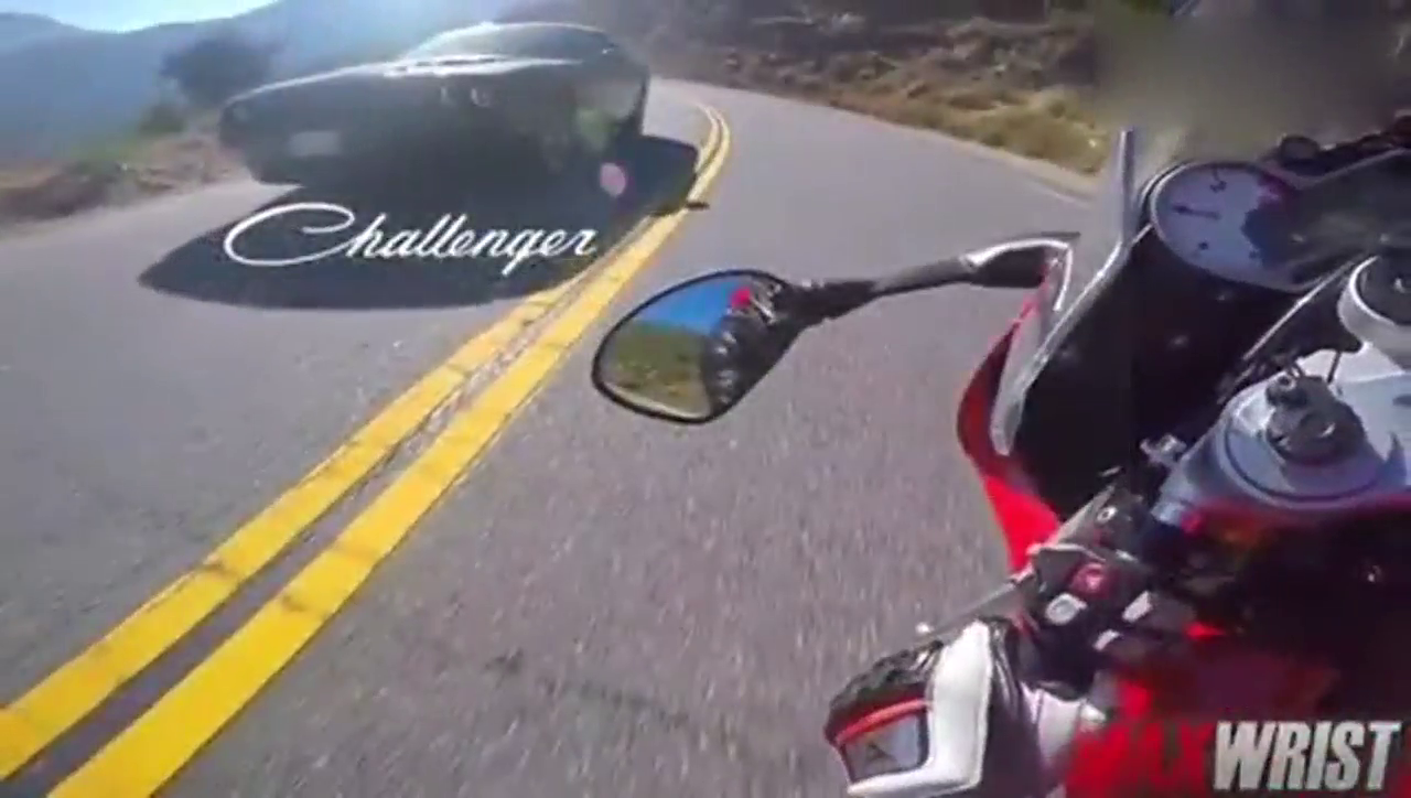 机车男看到跑车就要一绝搞下，猜猜结果如果？