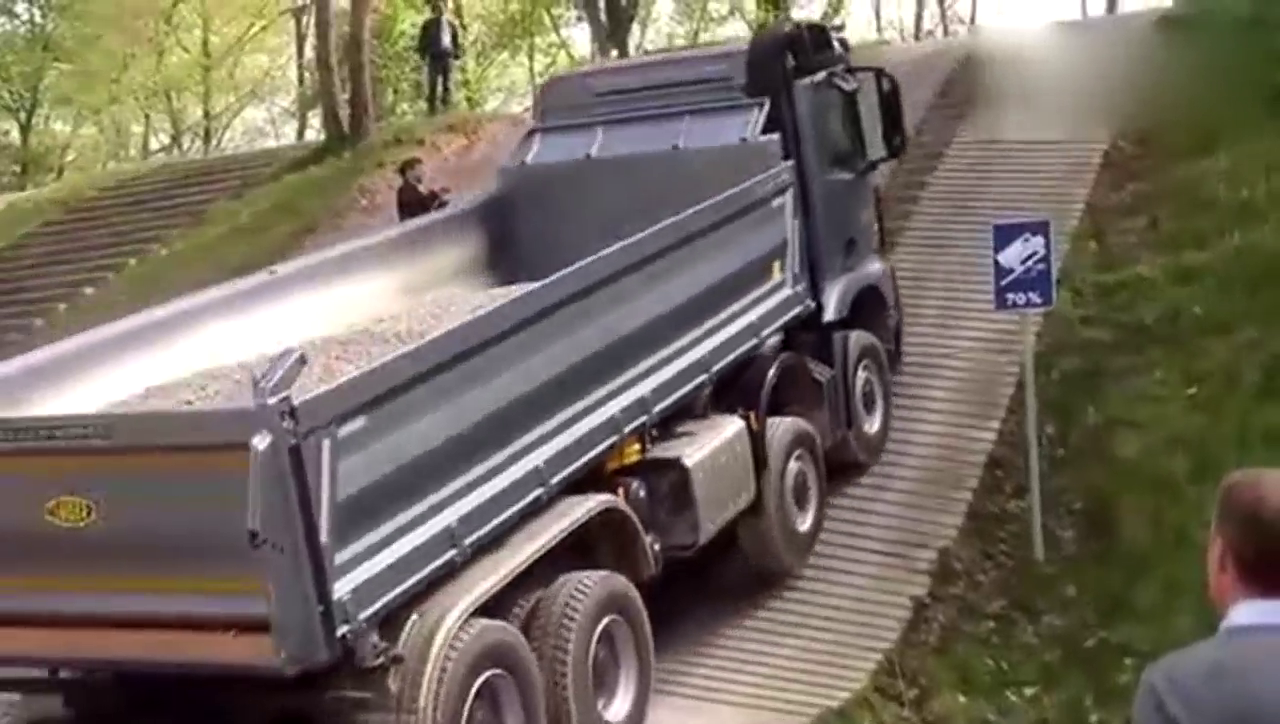 奔驰卡车爬70°斜坡差点溜下来