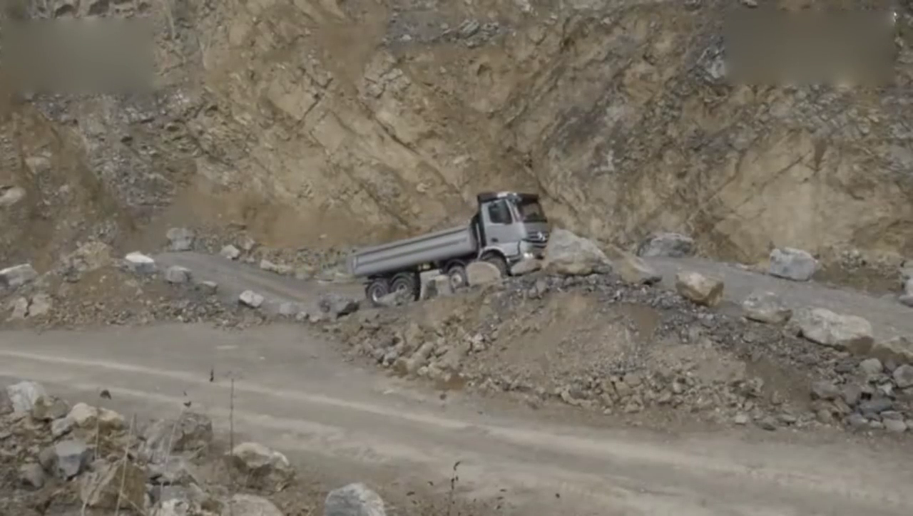 奔驰卡车有多牛逼，直接沙地上做个轮胎打滑测试就知道了