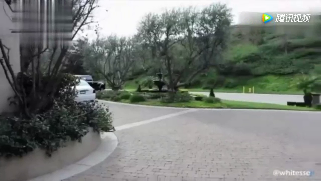 车库门打开的瞬间，才知道价值一亿的超级跑车有多么霸气！