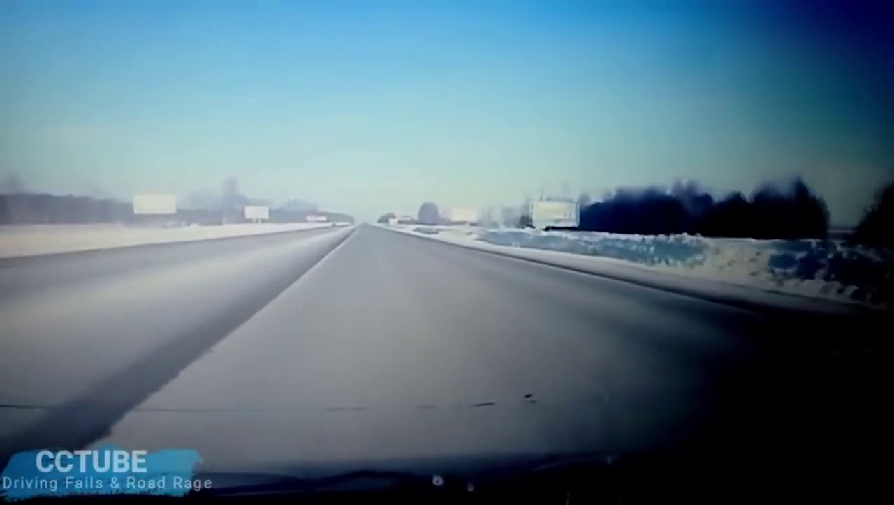 雪面高速行驶，差点被出租车别翻车