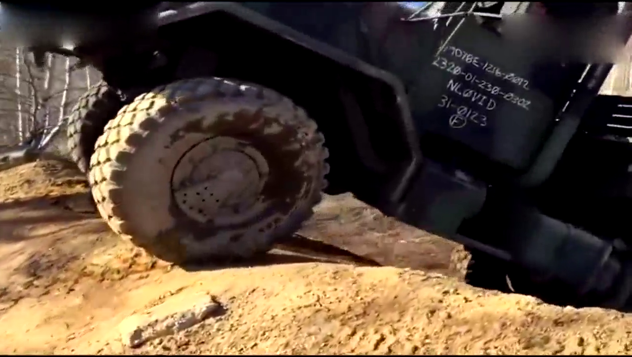 军用卡车的性能有多强悍，倒车的那一瞬间眼见为实！