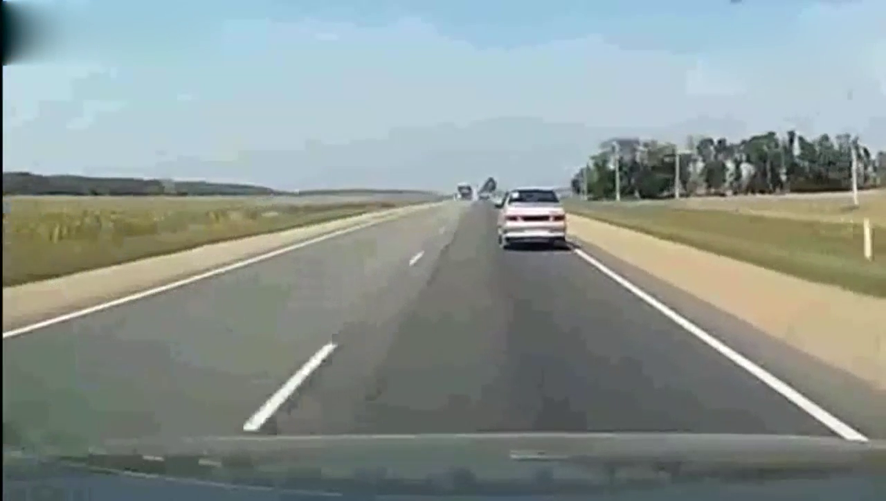 小轿车高速失控，下一幕让大卡车简直欲哭无泪！