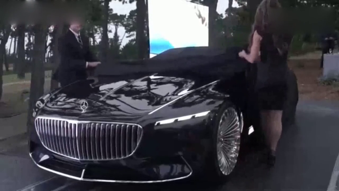 看奔驰新出厂的一款跑车，款式特别漂亮，一般人买不起