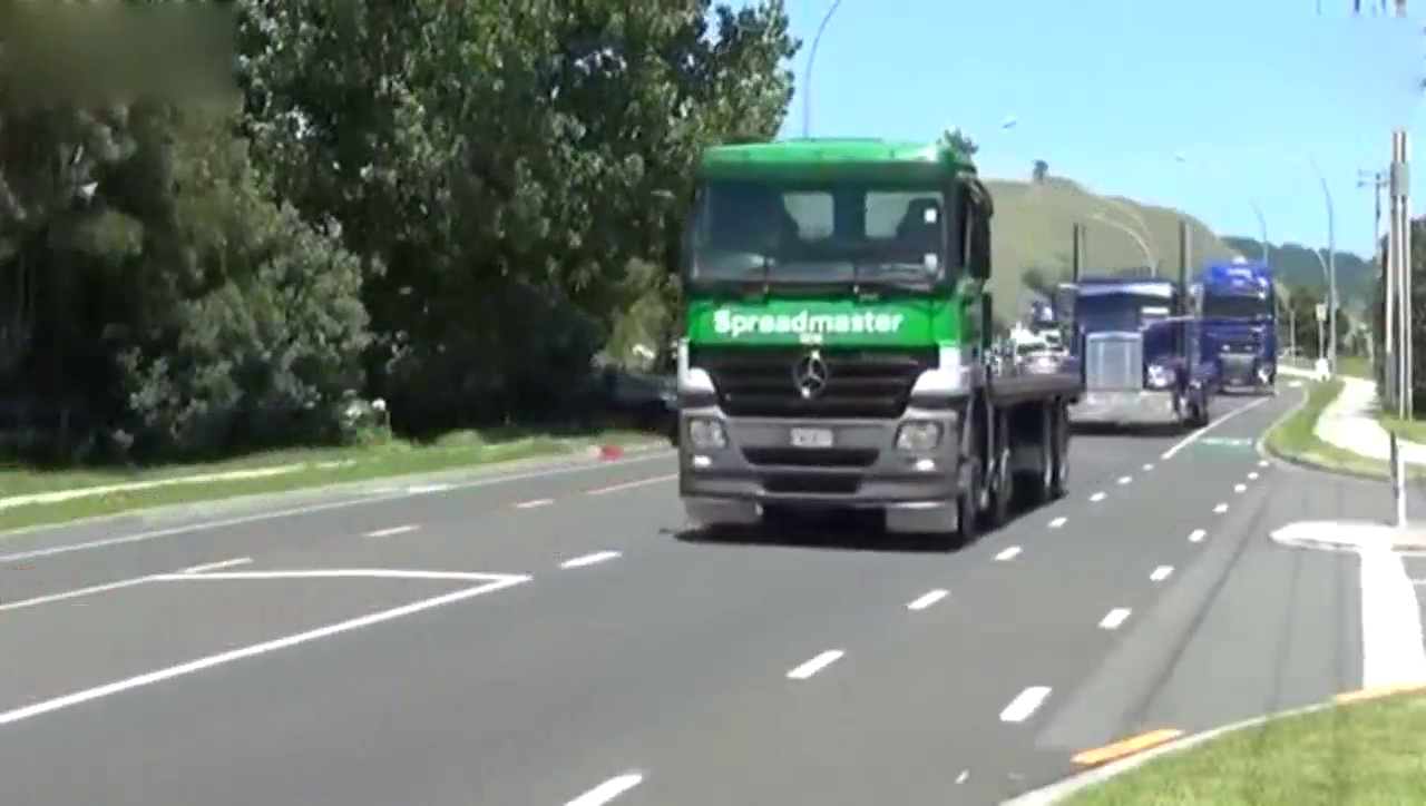 国外公路上重量级卡车依次前行，过路车纷纷让道！