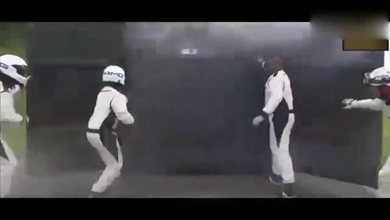 男子打开箱体，这辆跑车出来的瞬间简直霸气十足，看完我都傻眼了