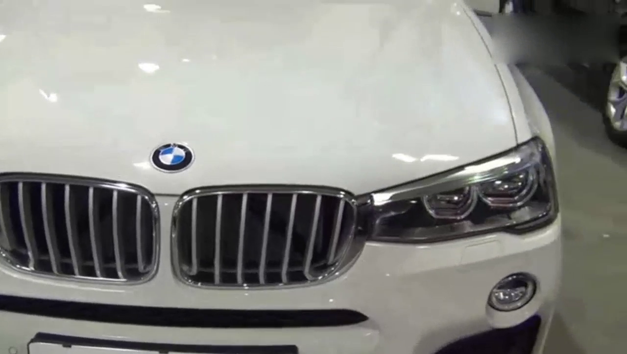 车展上的这辆宝马车不错，款式好看车内装饰豪华，可惜太贵了